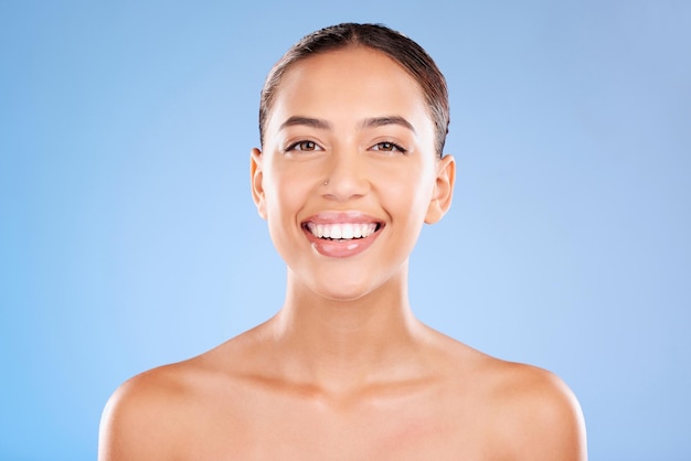 Esta imagem mostra um close-up do rosto sorridente de uma mulher, destacando os resultados do cuidado ortodôntico profissional. Os dentes retos e brancos e a expressão radiante destacam o poder transformador do tratamento odontológico de qualidade. A imagem é relevante para o foco do artigo em 'Transformando Sorrisos Através do Cuidado Ortodôntico', pois demonstra visualmente os benefícios estéticos e de aumento de confiança da intervenção ortodôntica eficaz.