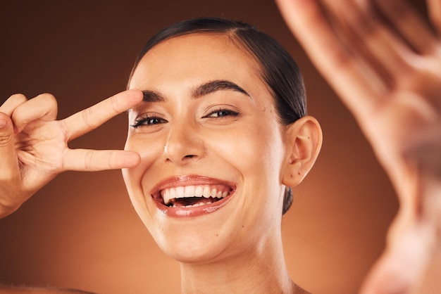 Alcançando uma Transformação Notável no Sorriso - Close-up do rosto de uma mulher após uma cirurgia facial bem-sucedida e tratamento odontológico, exibindo um sorriso bonito e radiante. A imagem destaca o poder transformador da odontologia estética e os resultados notáveis que podem ser alcançados por meio de uma transformação completa no sorriso.